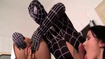 Spiderman baise deux nanas