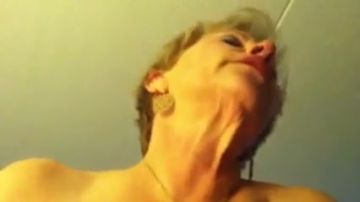 Großmutter hat Orgasmus Gesicht
