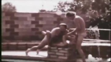 Vintage clip met blondine en twee kerels