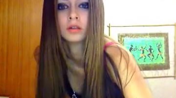 Sexy slanke brunette stript voor webcam