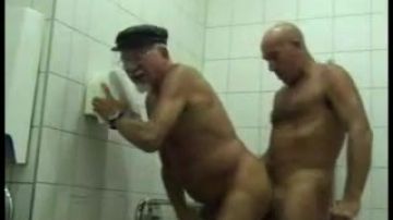 Transa gay com velhos alemães em banheiro