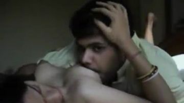 Una joven novia india se folla a su marido