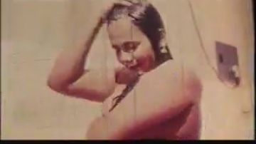 Esposa paquistaní en la ducha