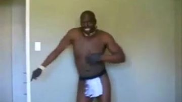 Un Africain fou rigole devant une caméra