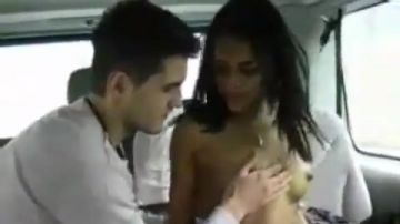 Una atractiva amateur en el asiento trasero