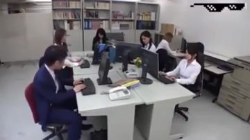 Una bella fica asiatica in ufficio