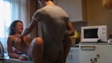 Esta MQMF se desnuda y se lo monta en la cocina