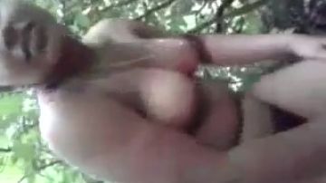 Una india natural follando al aire libre