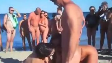 Meiden vermaken heren op het strand