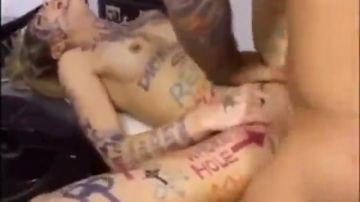 Artista tatuador folla cara y coño de rubia