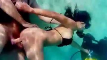 Sexo buceando en la piscina
