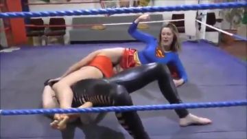 Lesbijskie superbohaterki walczą na ringu