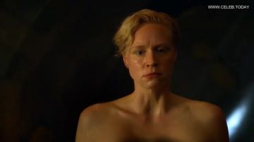  Brienne de Tarth prenant un bain avec Jamie 