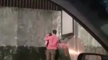 Pareja latina pillada follando al aire libre