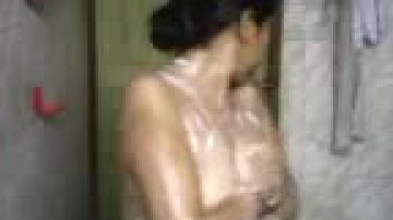 Mujer Telugu bañándose sensualmente