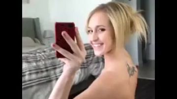 Une blonde qui adore faire des selfies nue
