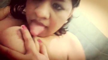 Nicaragüense traviesa se da placer