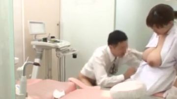 L'infirmière coquine se fait baiser par son patient