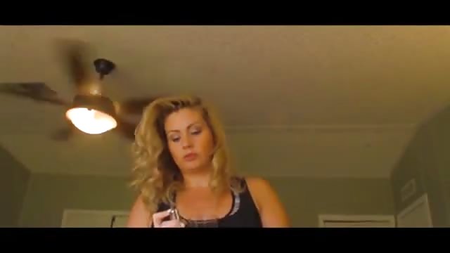 Embed Video - La mamma scopa il figlio con l'amica - Porndroids.com 